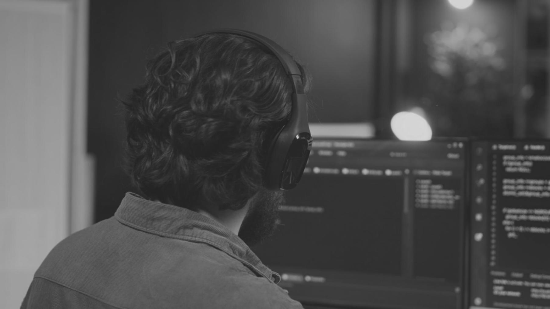 Команда разработчиков за работой над игровой платформой